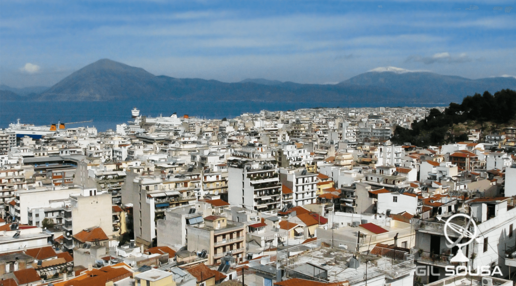 Vista de Patras com a zona da Grécia Central do outro lado do canal