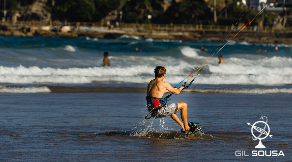 Rapaz a praticar kitesurf em Manly