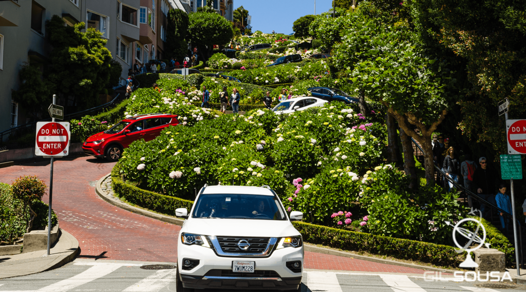 Carros a descerem a famosa rua Lombard Street