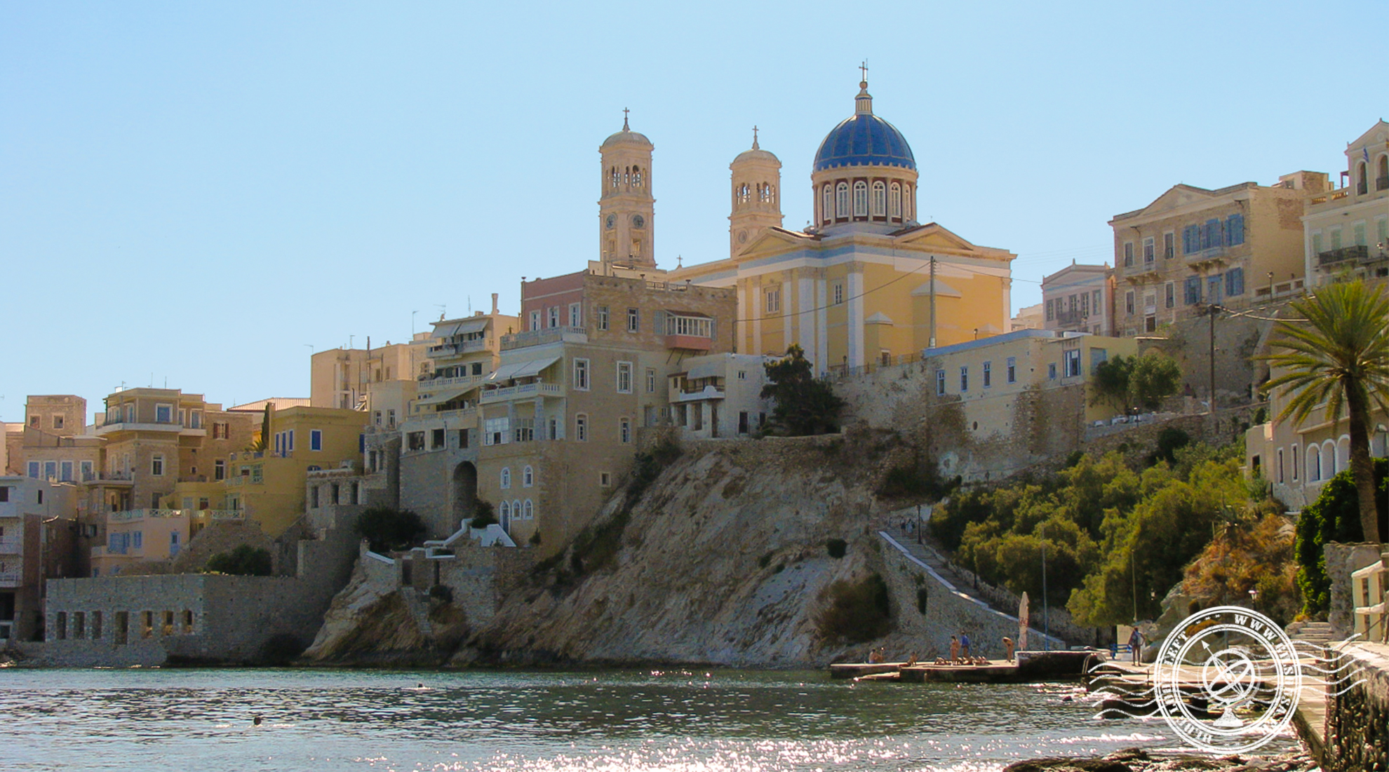 Vista da pequena praia em Syros, Grécia