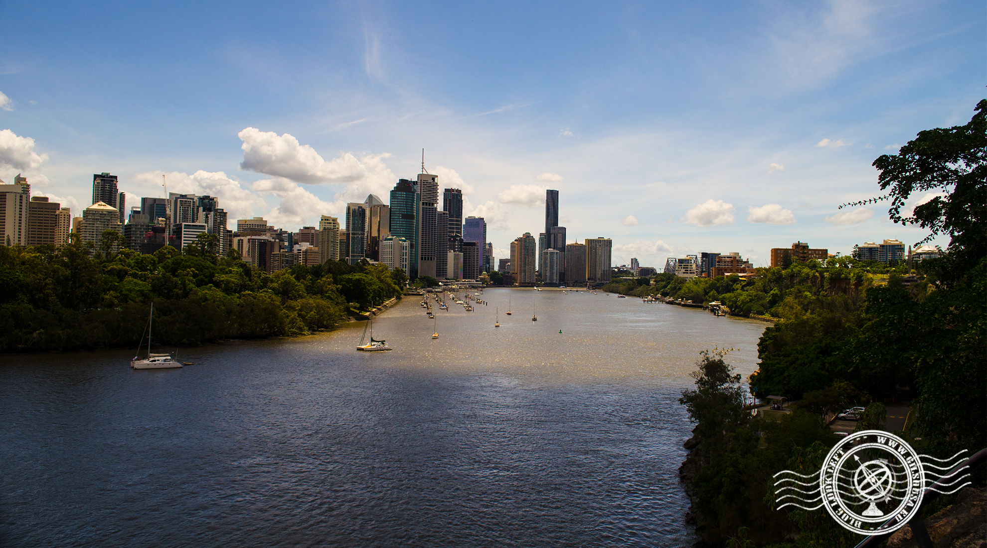 Vista para a zona baixa de Brisbane desde o Rio Brisbane