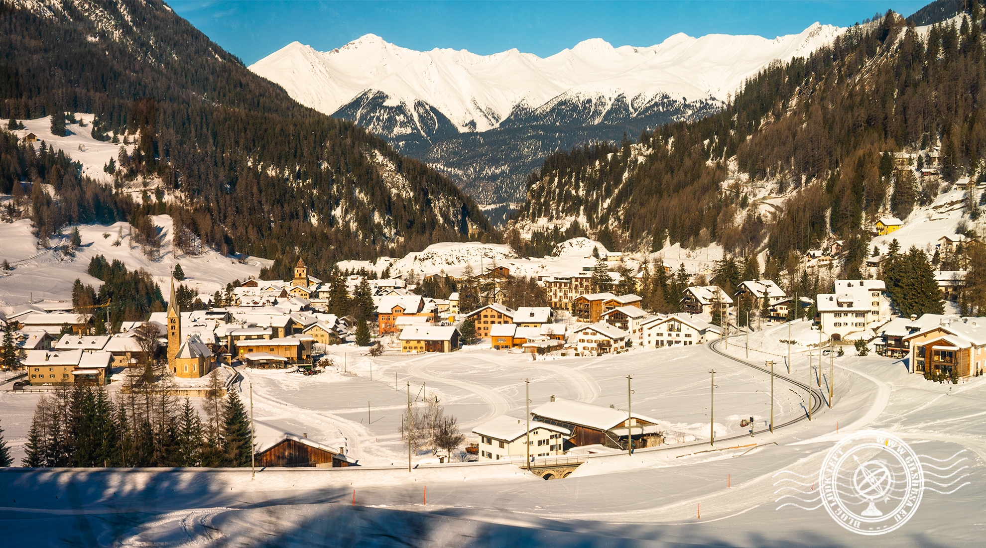 Aldeia no meio dos Alpes Suíços